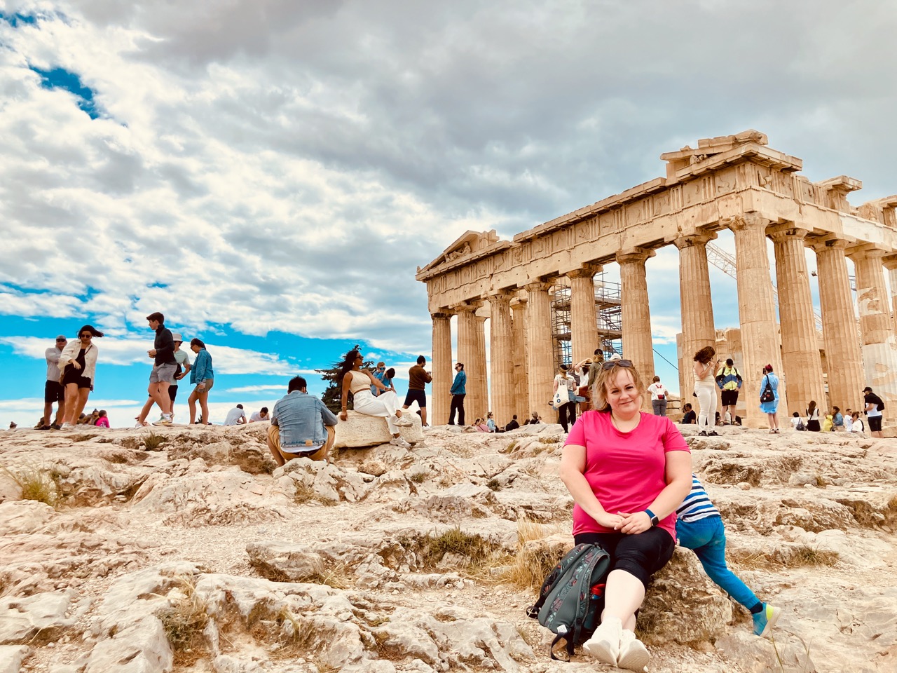 Na tle Akropolu w Atenach