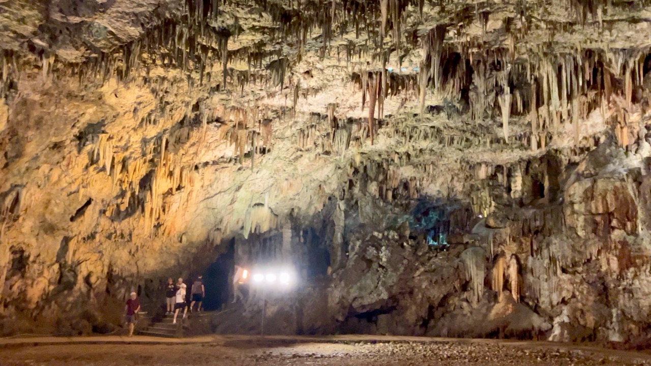 Jaskinia Drogarati - stalaktyty i stalagmity